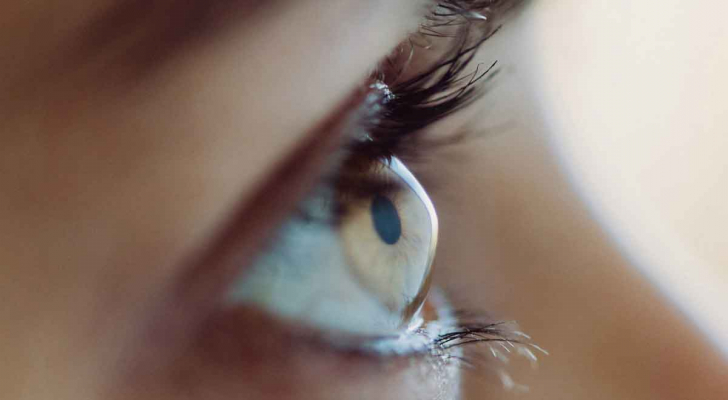 ما آثار القرنية المخروطية على العين؟ - فيديو